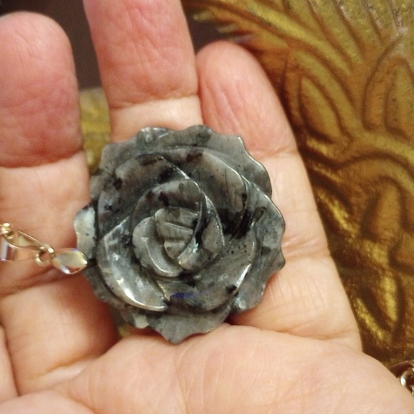 Necklace Flower - Picture 2 of 2